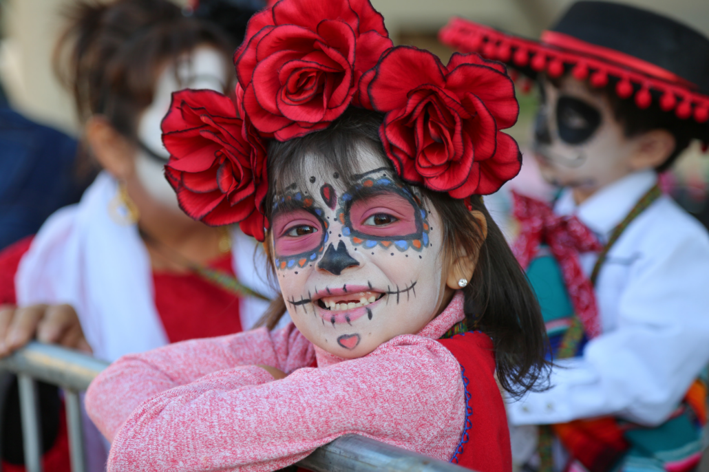 niña con la cara pintada de catrina