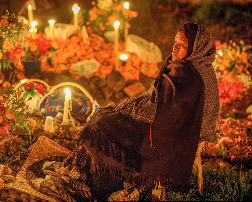 mujer visita a sus fieles difuntos en el cementerio