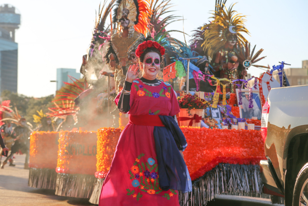 mujer vestida de catrina en el festival del día de los muertos