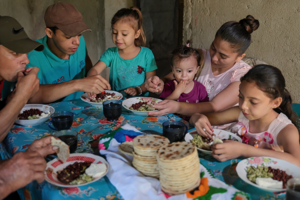 familia reunida en la mesa comparte el desayuno