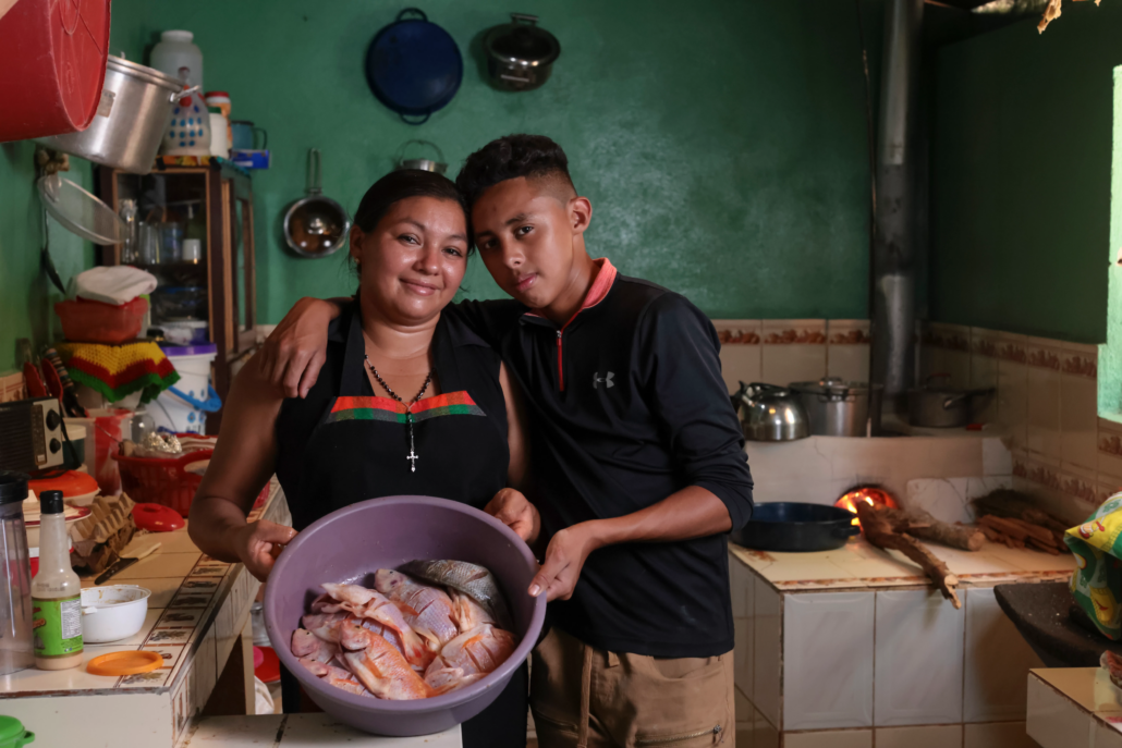 madre e hijo en la cocina preparando sus alimentos