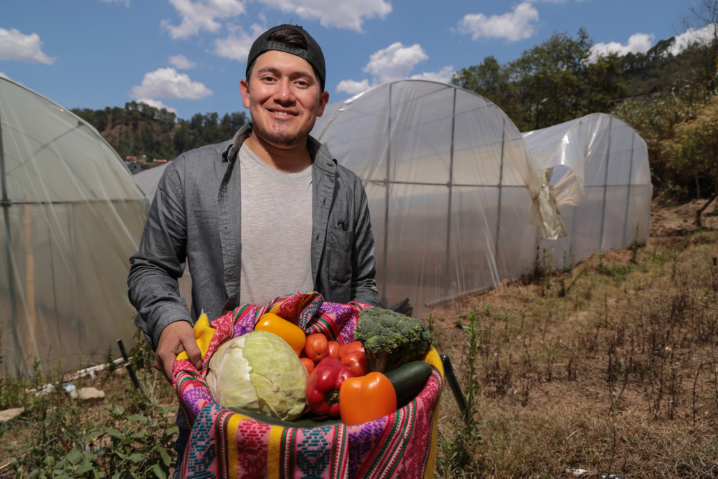 joven productor muestra su cosecha