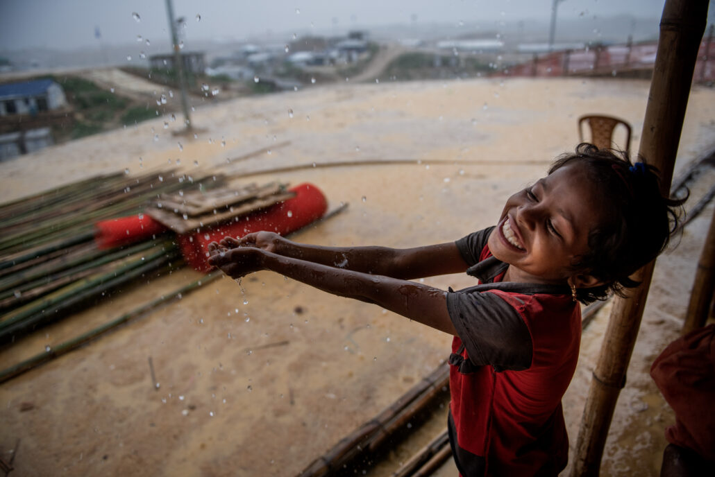 niña agradece a Dios por la lluvia que cae