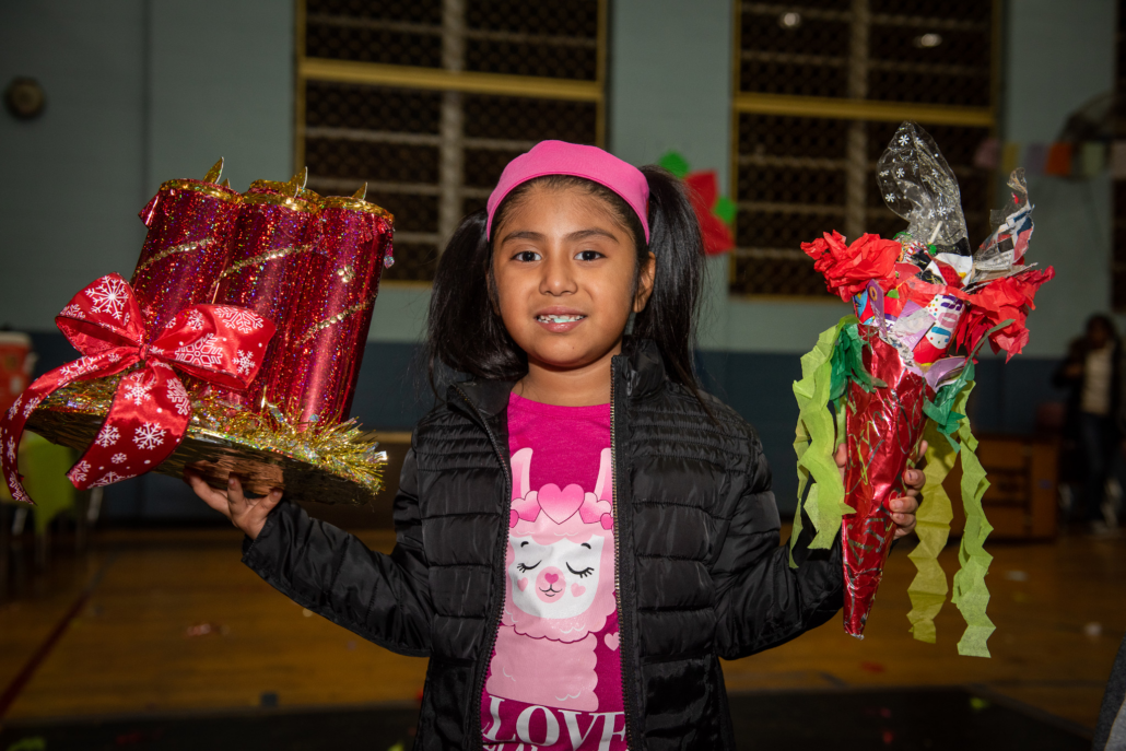 niña muestra los dulces que recibió en las posadas