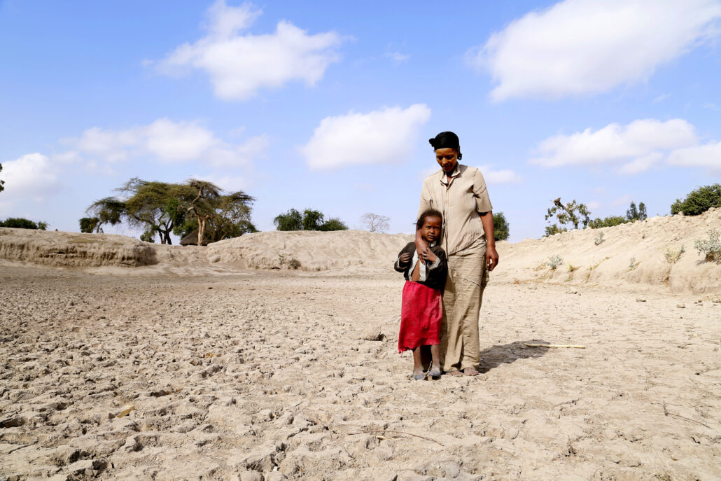 una mujer con su hija frente a un desierto que solía ser un lago