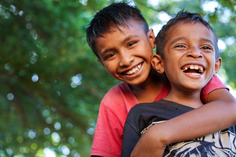 dos niños se abrazan con alegría