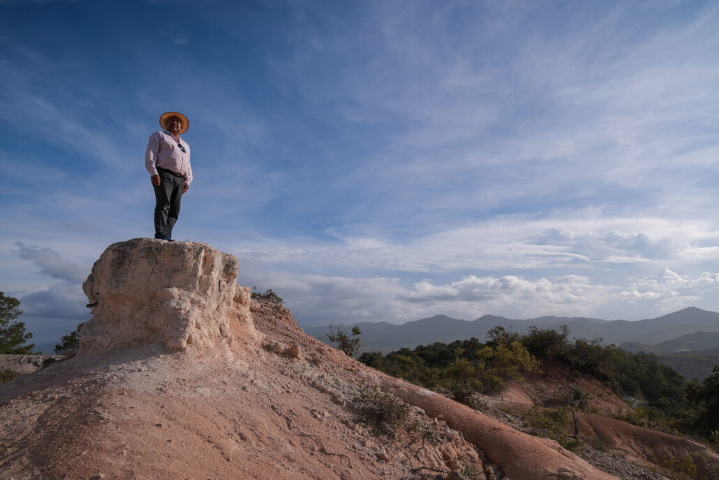 agricultor mexicano mira el valle afectado por el cambio climático