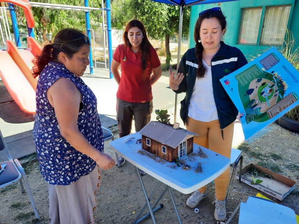 personal de CRS hace una evaluación de viviendas en Chile