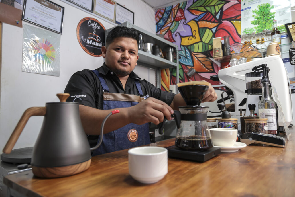 barista haciendo un cafe especial