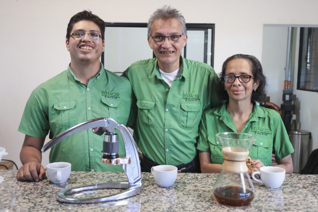 familia de caficultores en un laboratorio de cafe